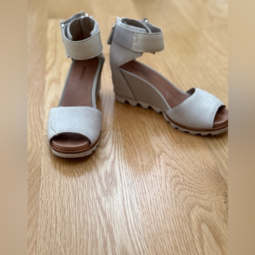 Sorel Leather Wedge Sandals in Beige, Size 7